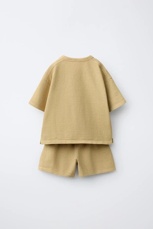 Однотонный комплект из футболки и бермудов