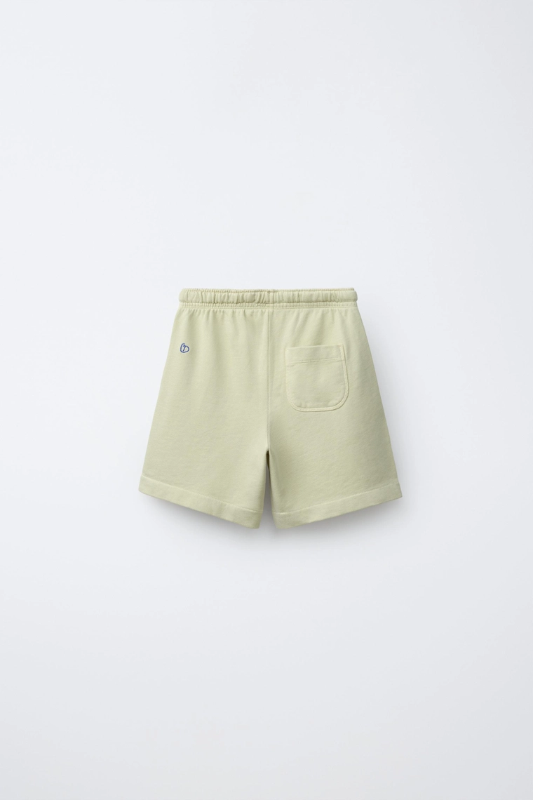 Полуприталенные плюшевые бермуды с текстовым принтом