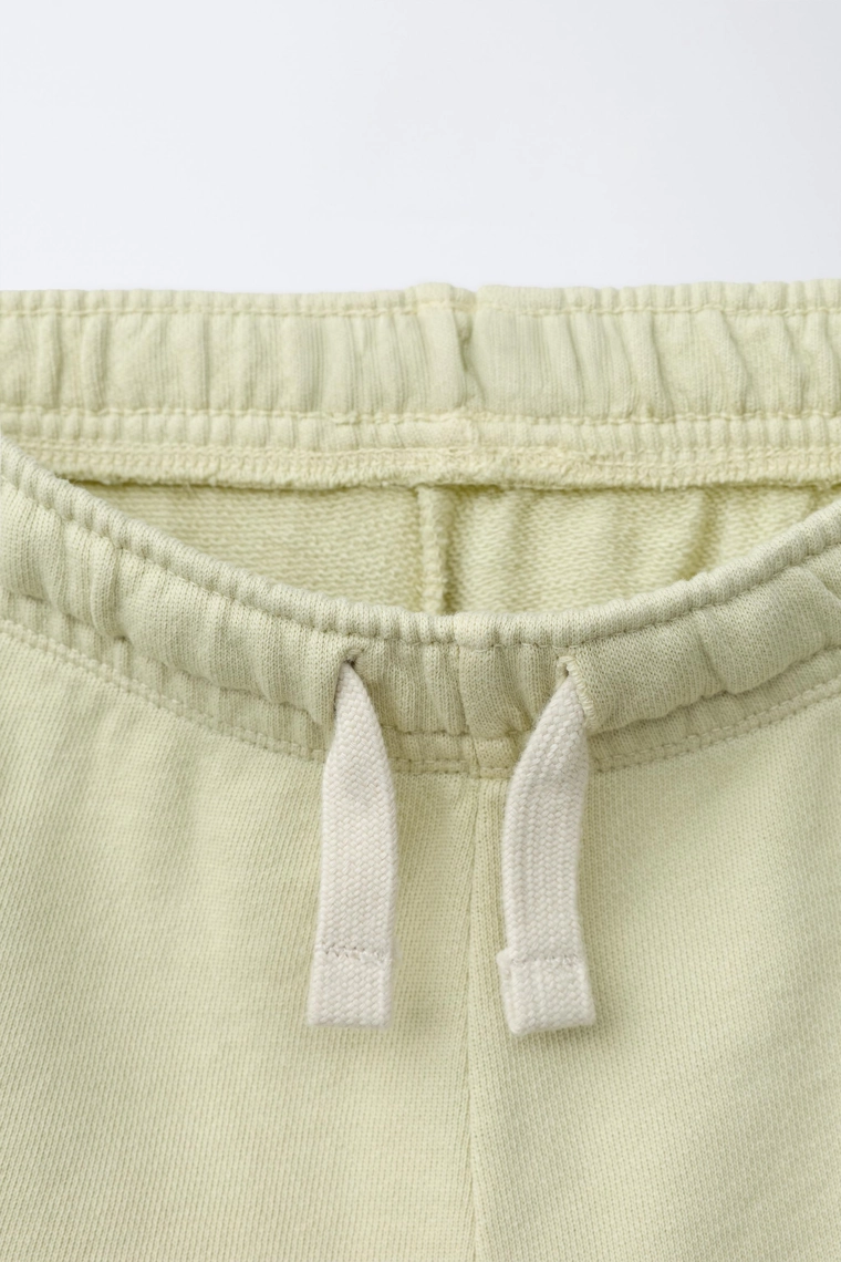 Полуприталенные плюшевые бермуды с текстовым принтом