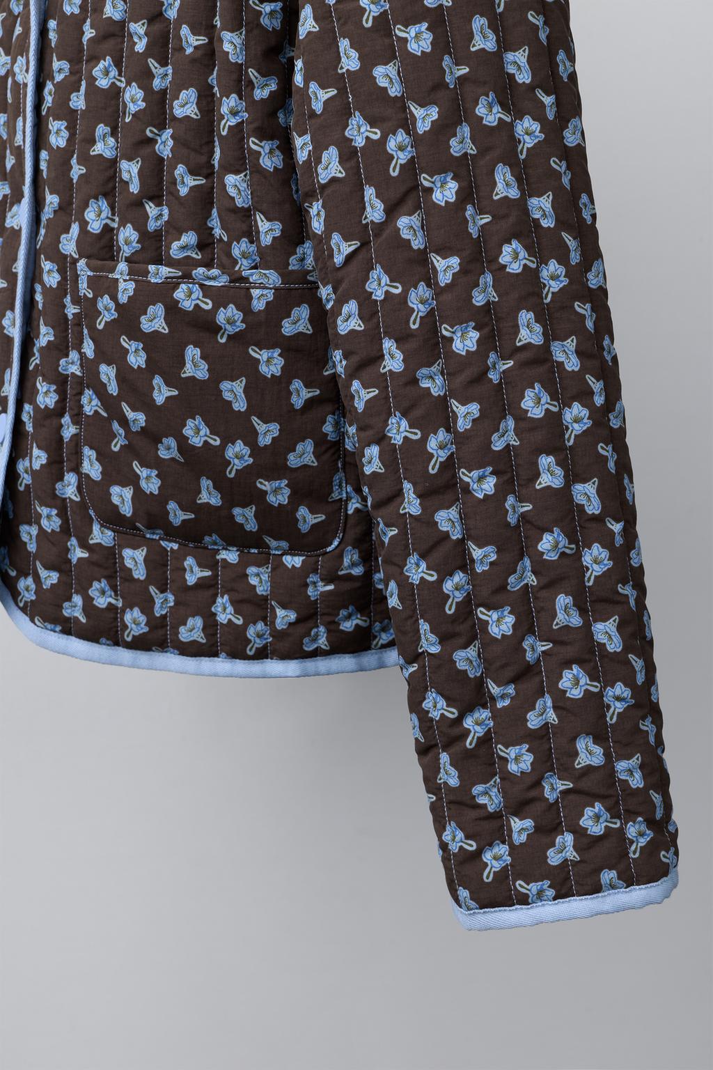 СТЕГАНАЯ КУРТКА С ЦВЕТОЧНЫМ ПРИНТОМ