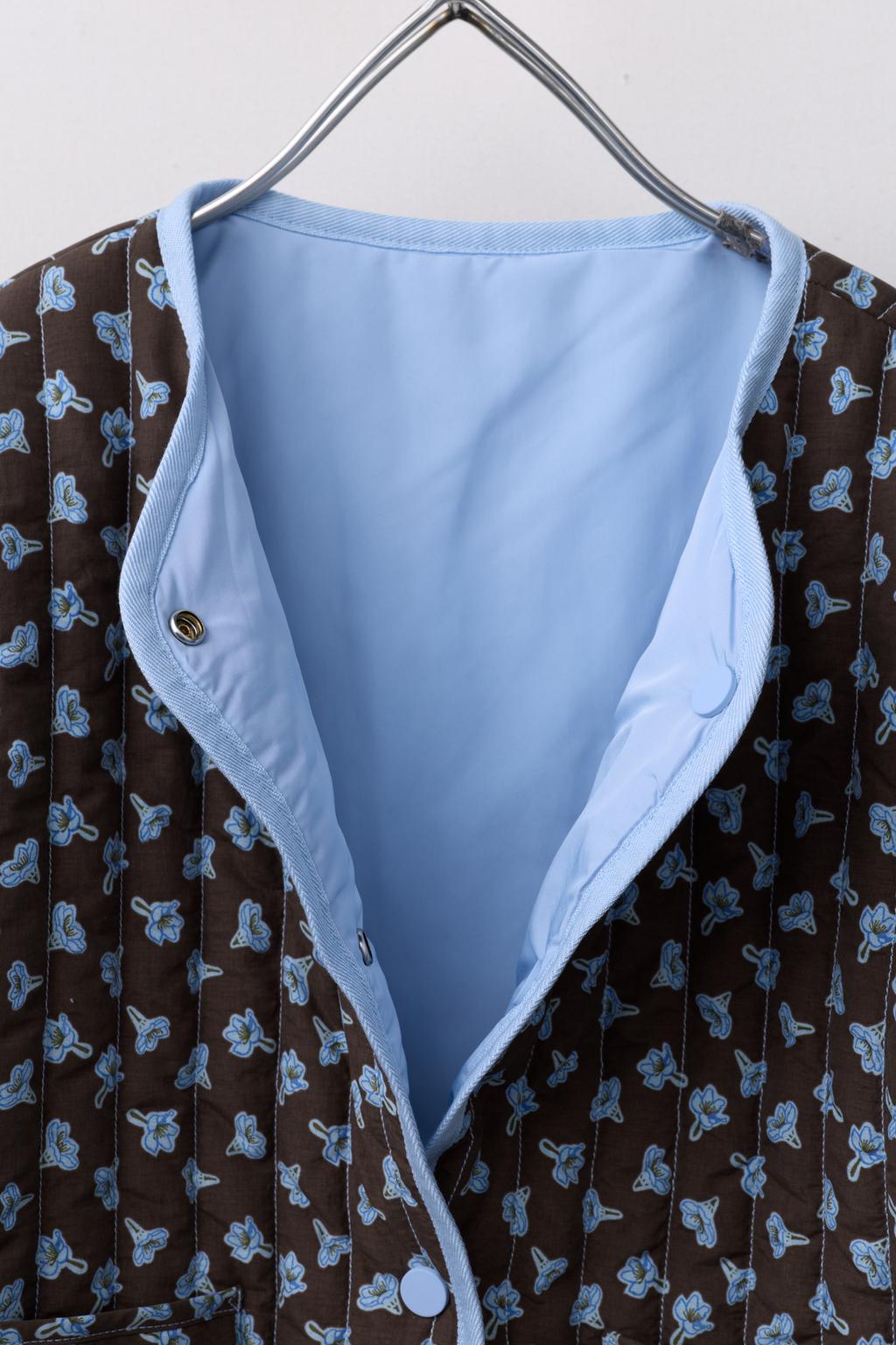 СТЕГАНАЯ КУРТКА С ЦВЕТОЧНЫМ ПРИНТОМ