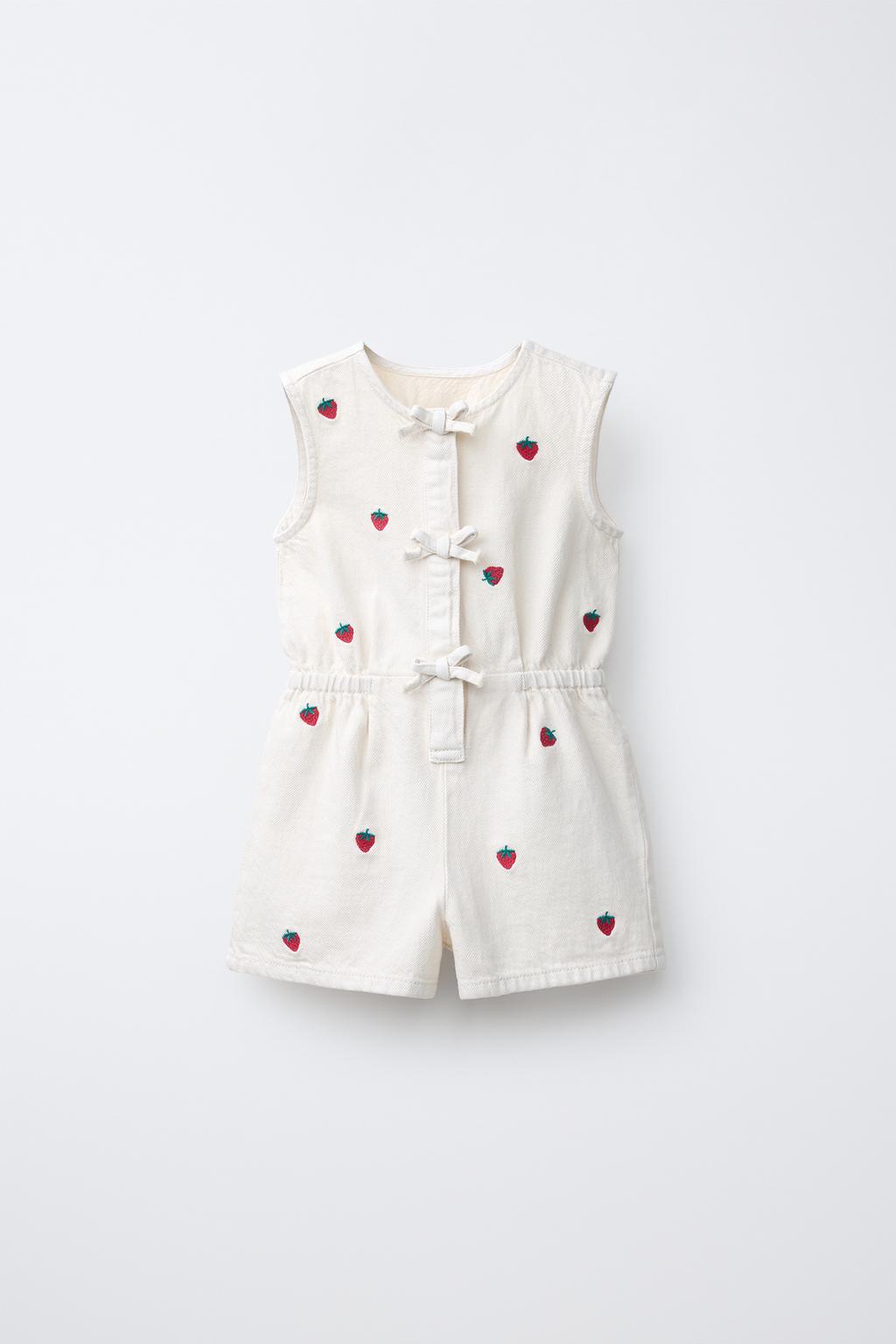 КОРОТКИЙ КОМБИНЕЗОН ИЗ САРЖИ С ВЫШИВКОЙ КЛУБНИКИ