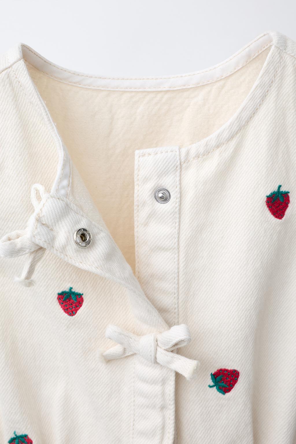 КОРОТКИЙ КОМБИНЕЗОН ИЗ САРЖИ С ВЫШИВКОЙ КЛУБНИКИ