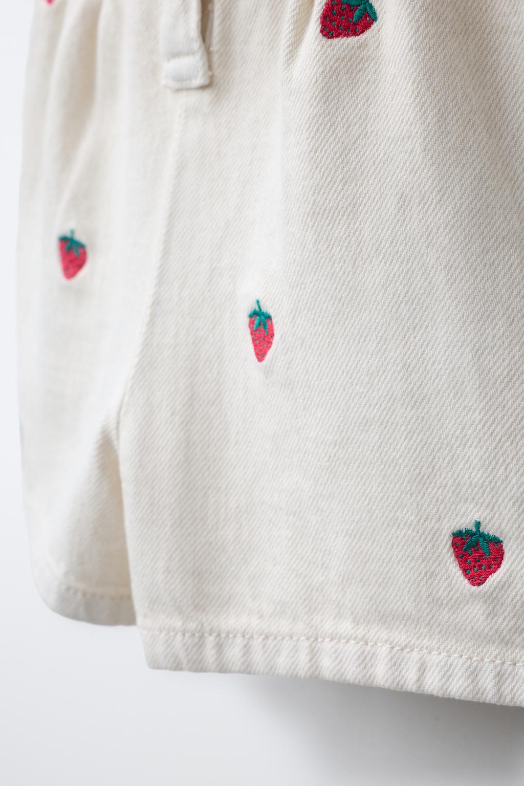 КОРОТКИЙ КОМБИНЕЗОН ИЗ САРЖИ С ВЫШИВКОЙ КЛУБНИКИ