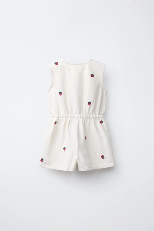 Короткий комбинезон из саржи с вышивкой клубники- Заказать в России