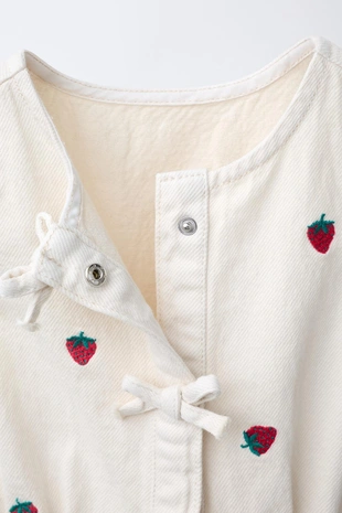 Короткий комбинезон из саржи с вышивкой клубники- Заказать в России