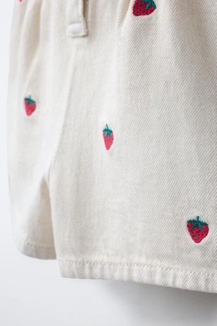 Короткий комбинезон из саржи с вышивкой клубники- Заказать в России