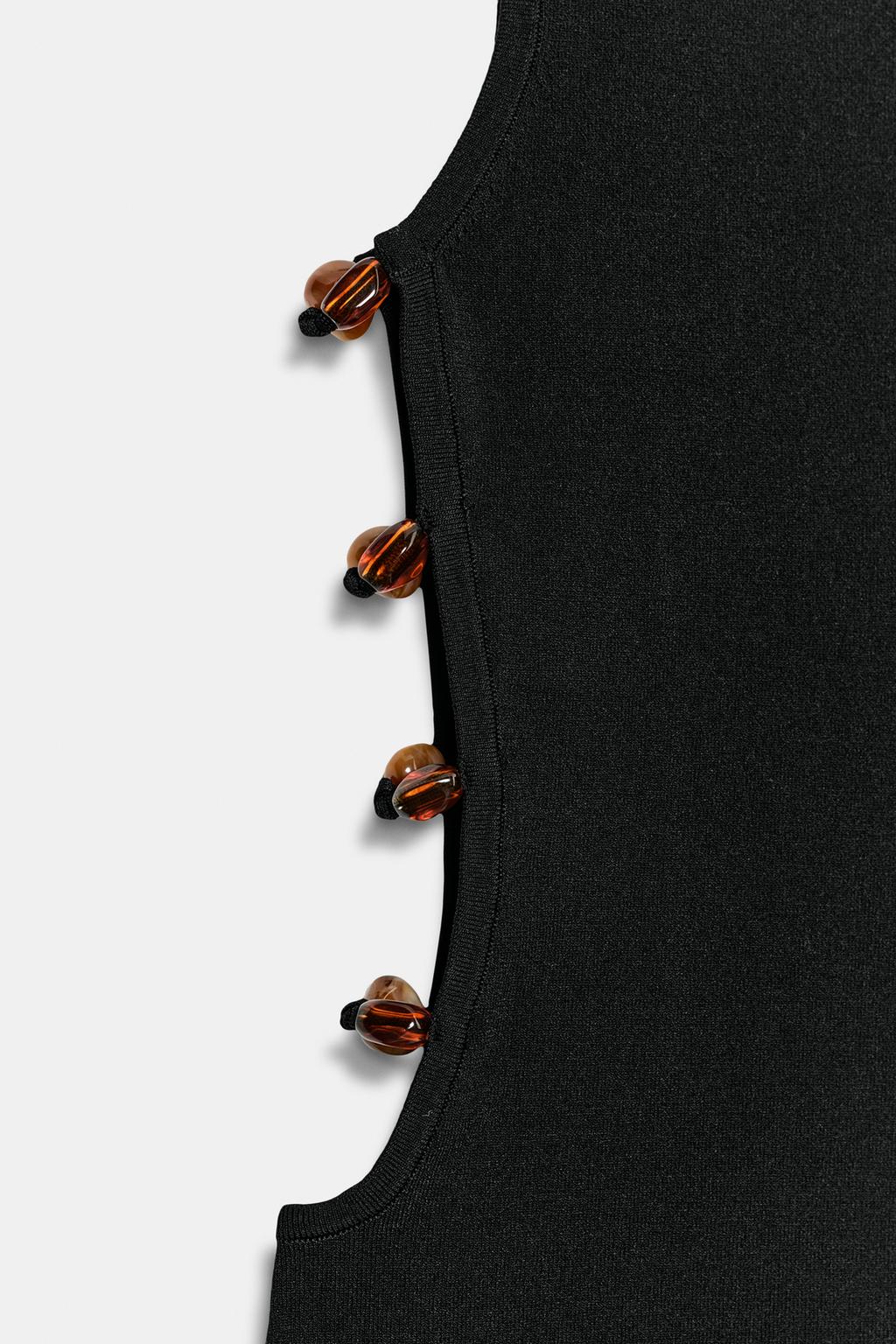 КОРОТКОЕ ТРИКОТАЖНОЕ ПЛАТЬЕ С РАЗРЕЗАМИ И БУСИНАМИ