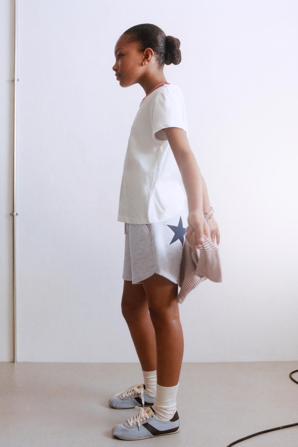 ШОРТЫ ИЗ МЯГКОЙ ТКАНИ С НАШИВКОЙ «ЗВЕЗДА»