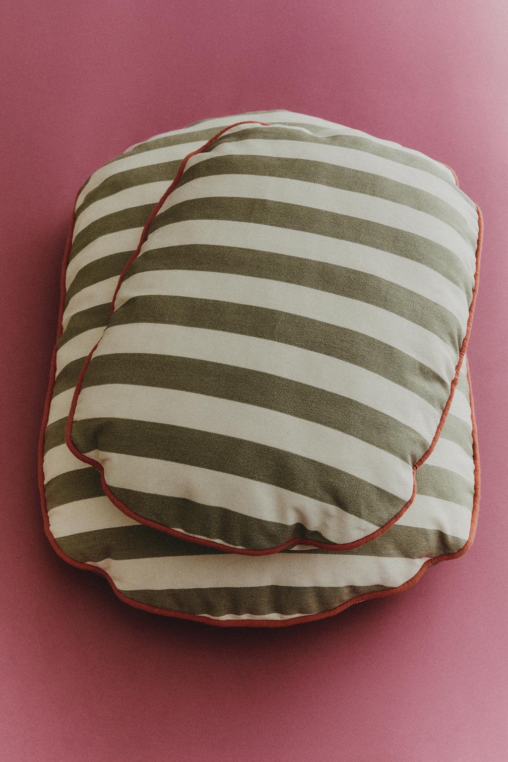 Овальная подушка для домашних животных в полоску