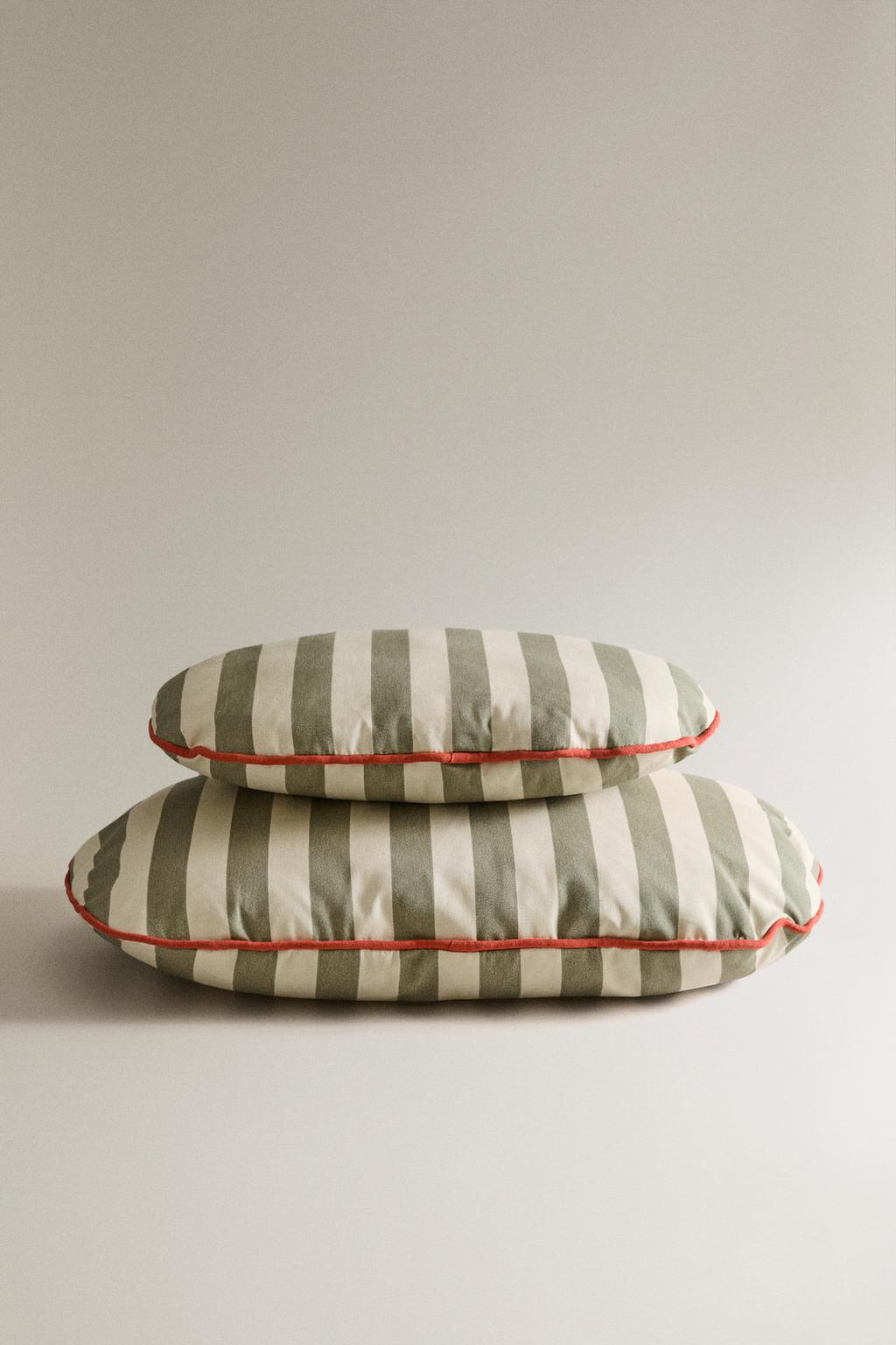 Овальная подушка для домашних животных в полоску