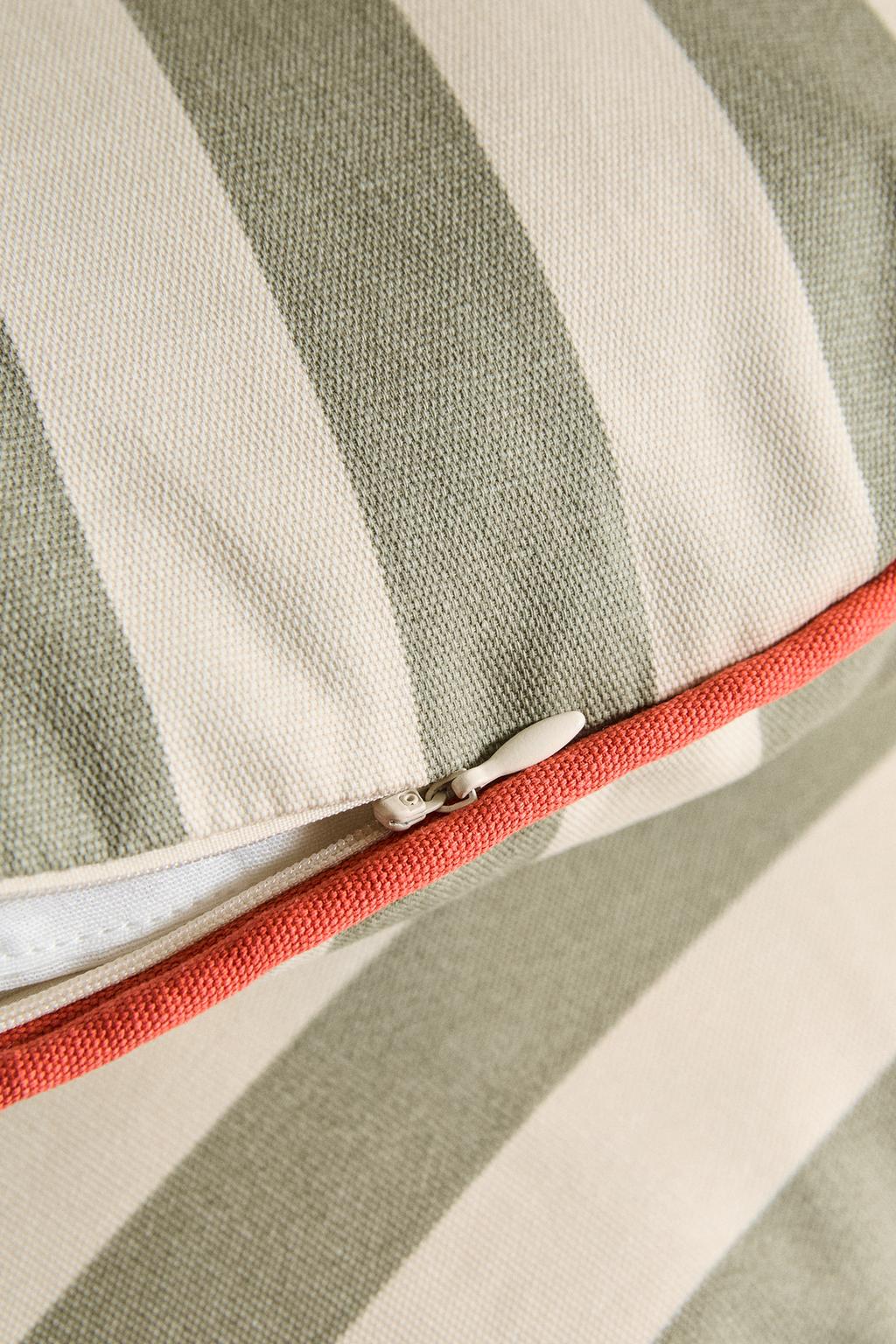 Овальная подушка для домашних животных в полоску