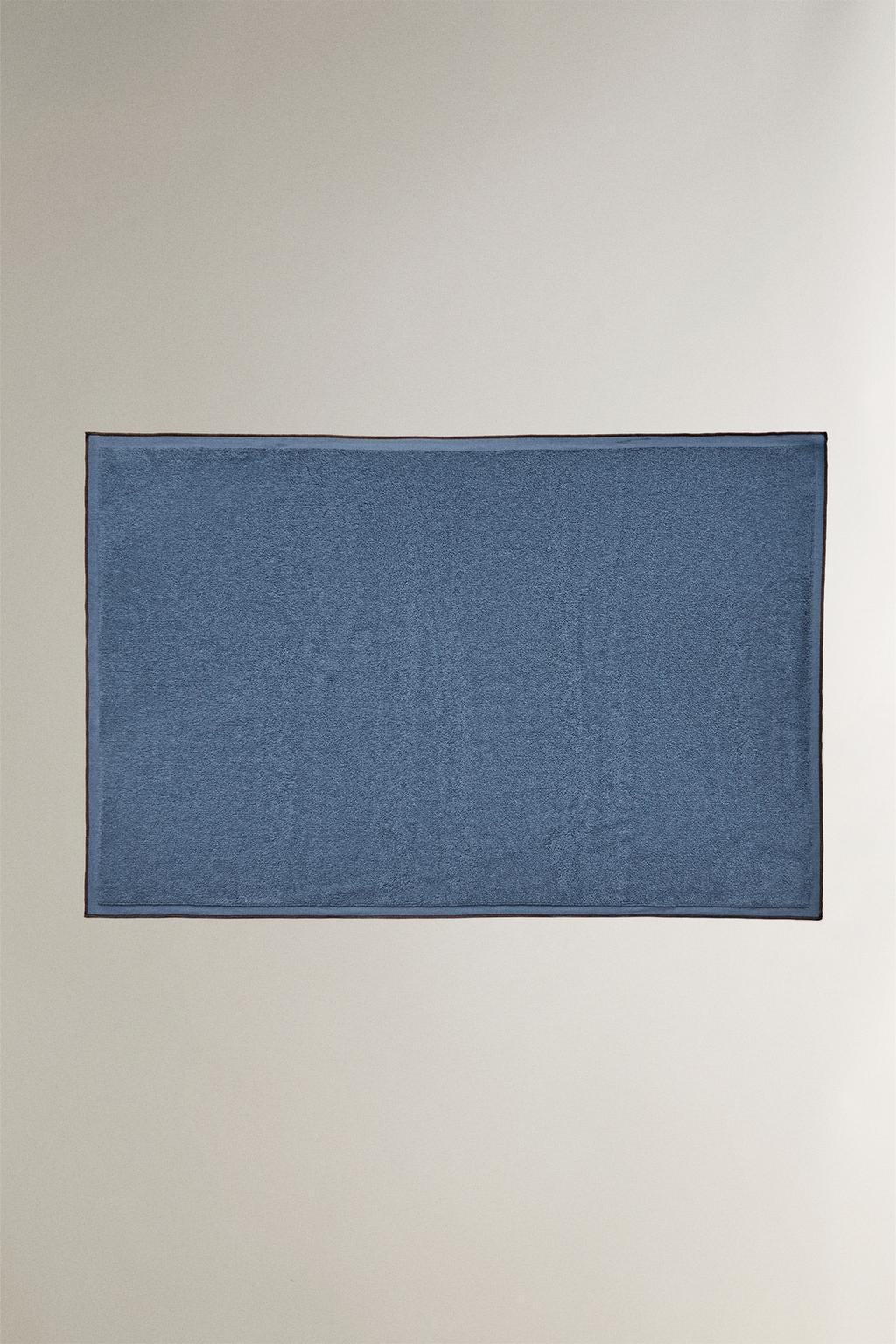 Полотенце с цветной стежкой