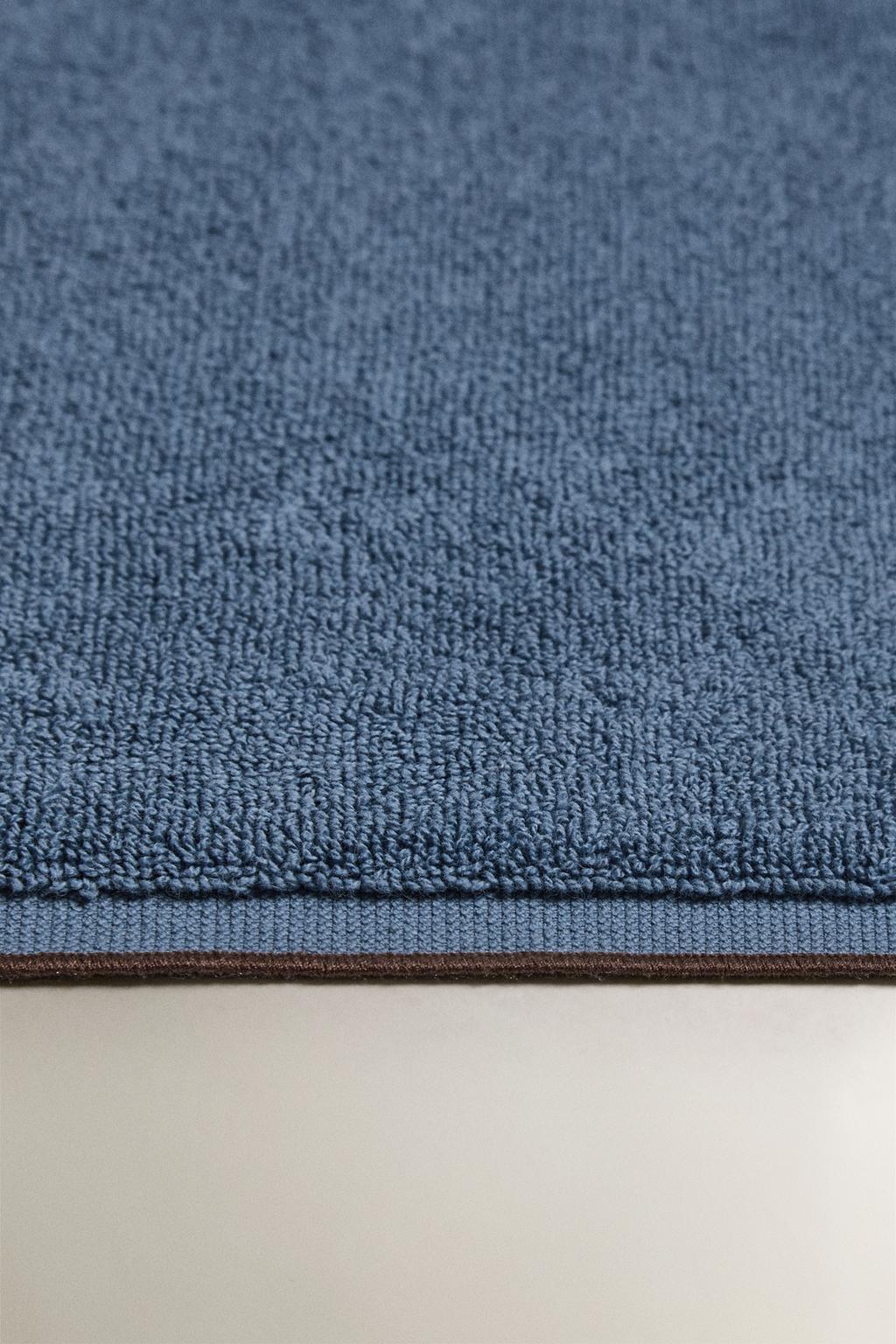 Полотенце с цветной стежкой