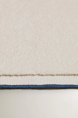 Полотенце с контрастной отделкой