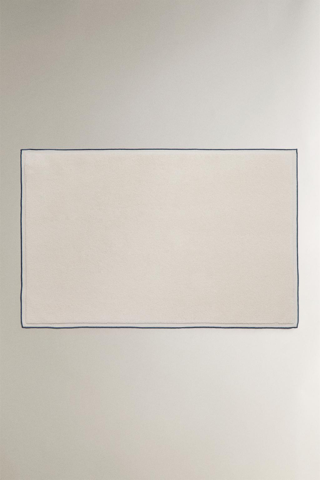 Полотенце с контрастной отделкой