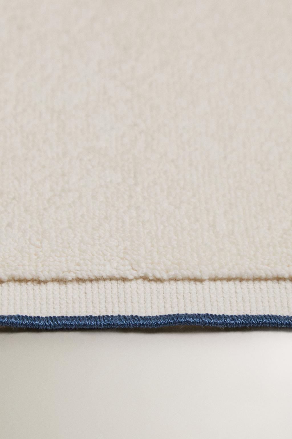 Полотенце с контрастной отделкой