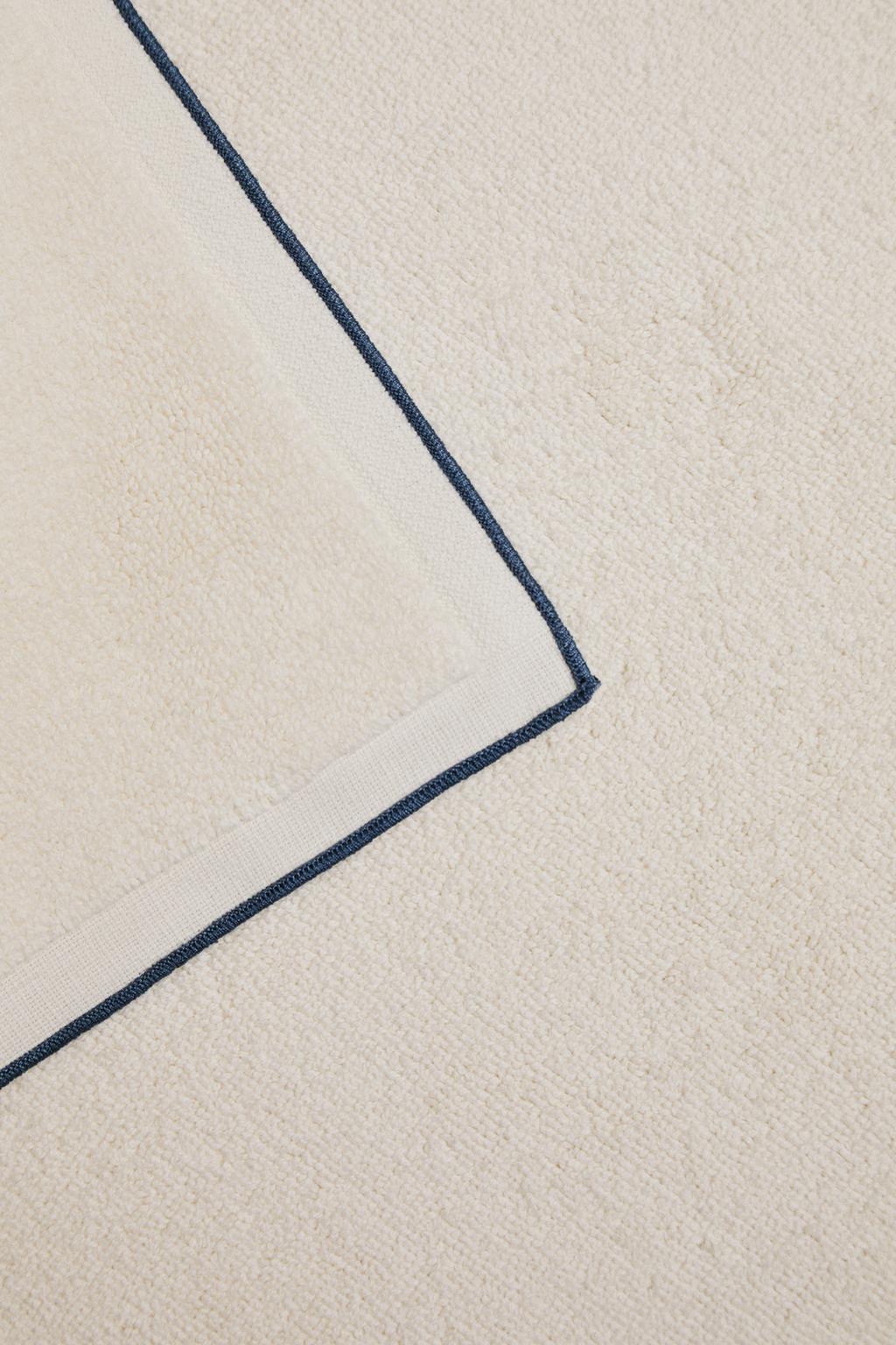 Полотенце с контрастной отделкой