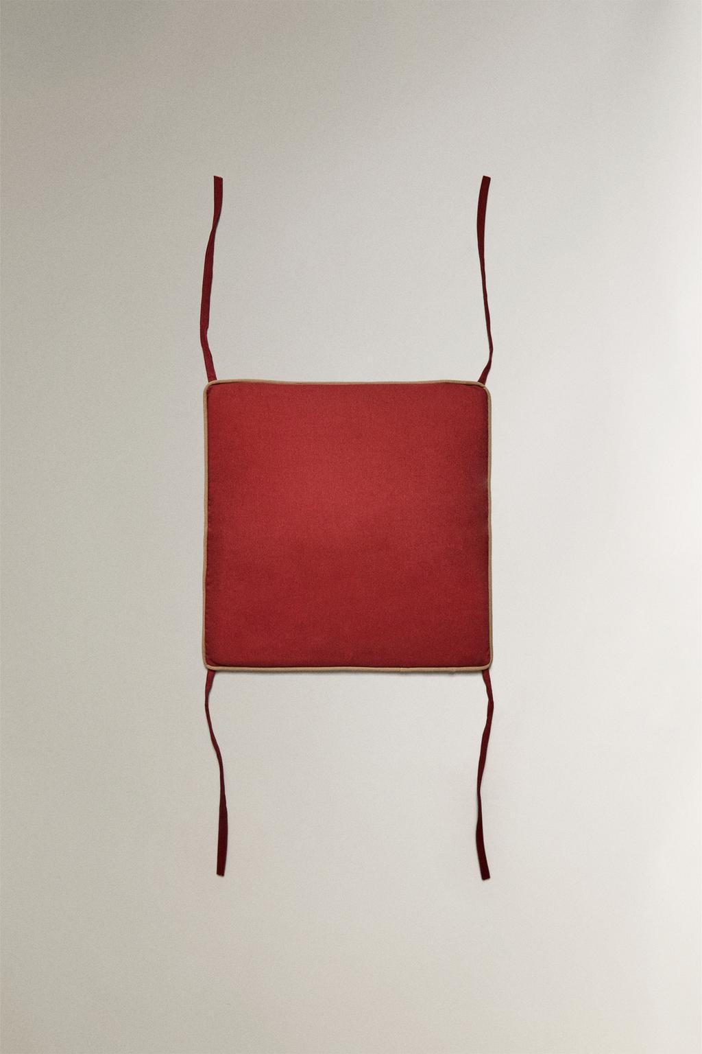 Прямоугольная подушка для спинки кресла с контрастными отделками