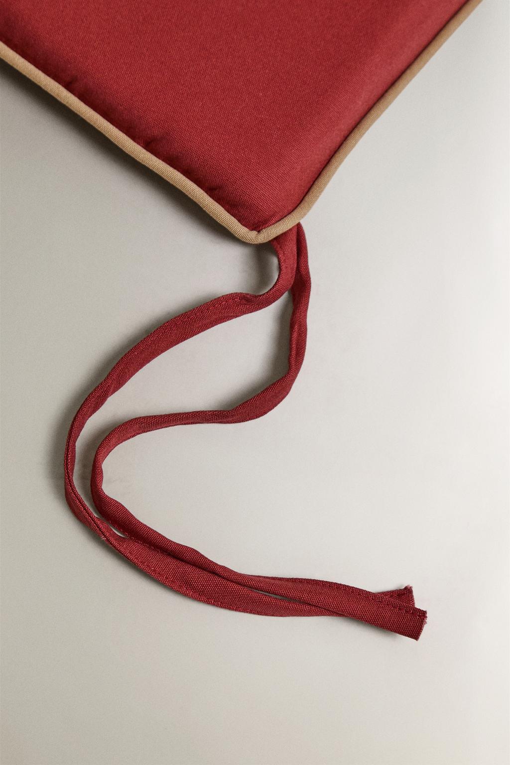 Прямоугольная подушка для спинки кресла с контрастными отделками