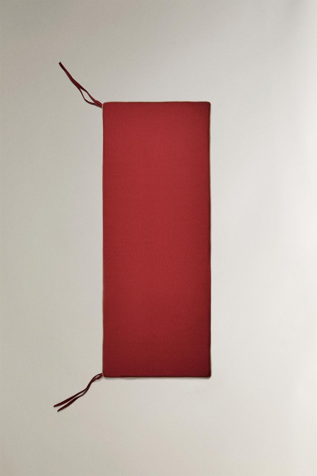 Прямоугольная подушка для скамейки с контрастной отделкой