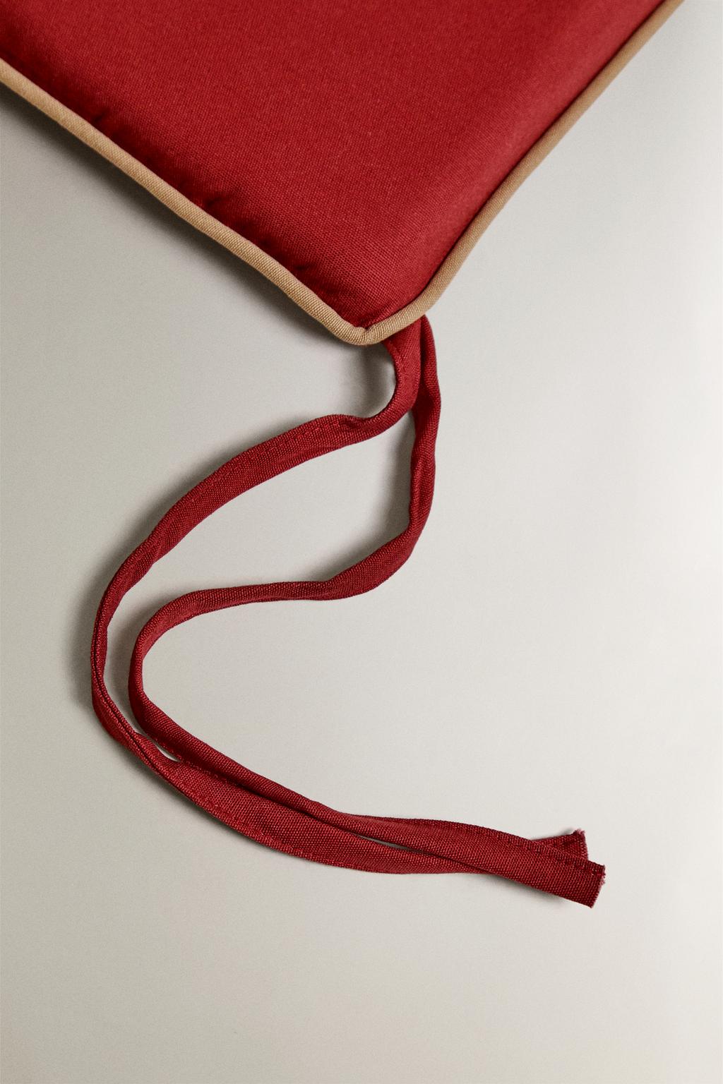 Прямоугольная подушка для скамейки с контрастной отделкой