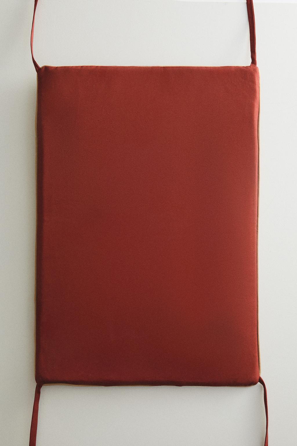 Прокладка на спинку скамьи с контрастной отделкой