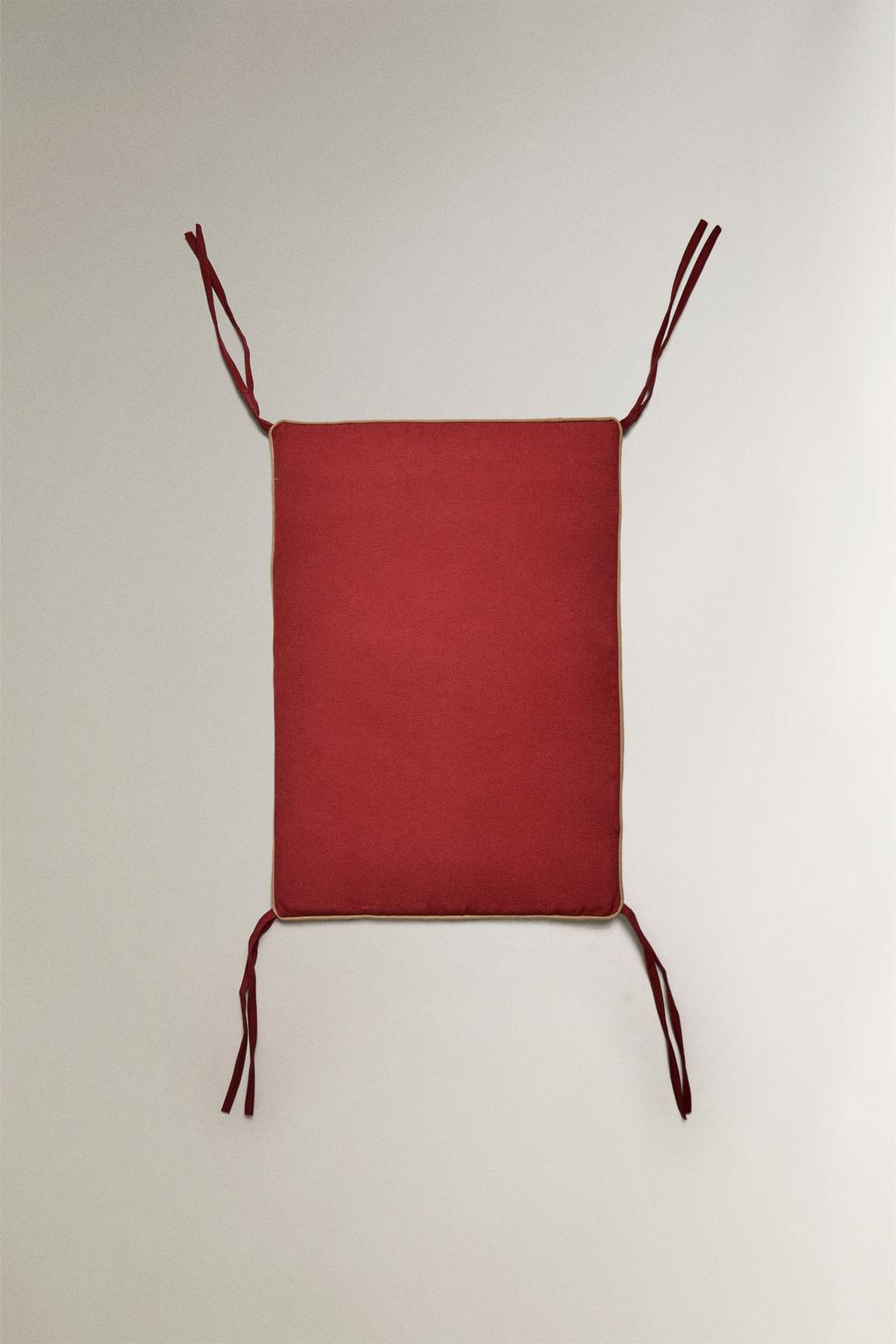 Прокладка на спинку скамьи с контрастной отделкой