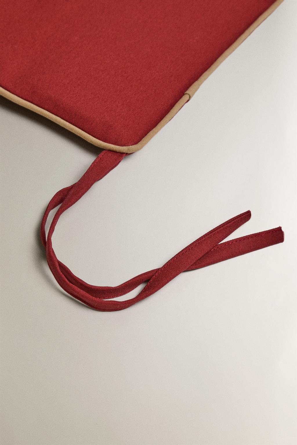 Прокладка на спинку скамьи с контрастной отделкой