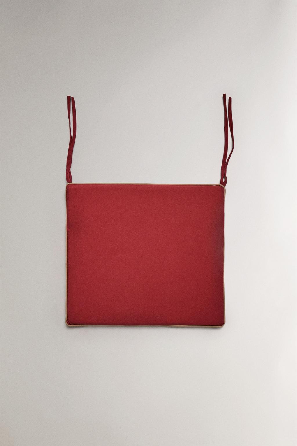 Прямоугольная подушка для кресла с контрастной отделкой