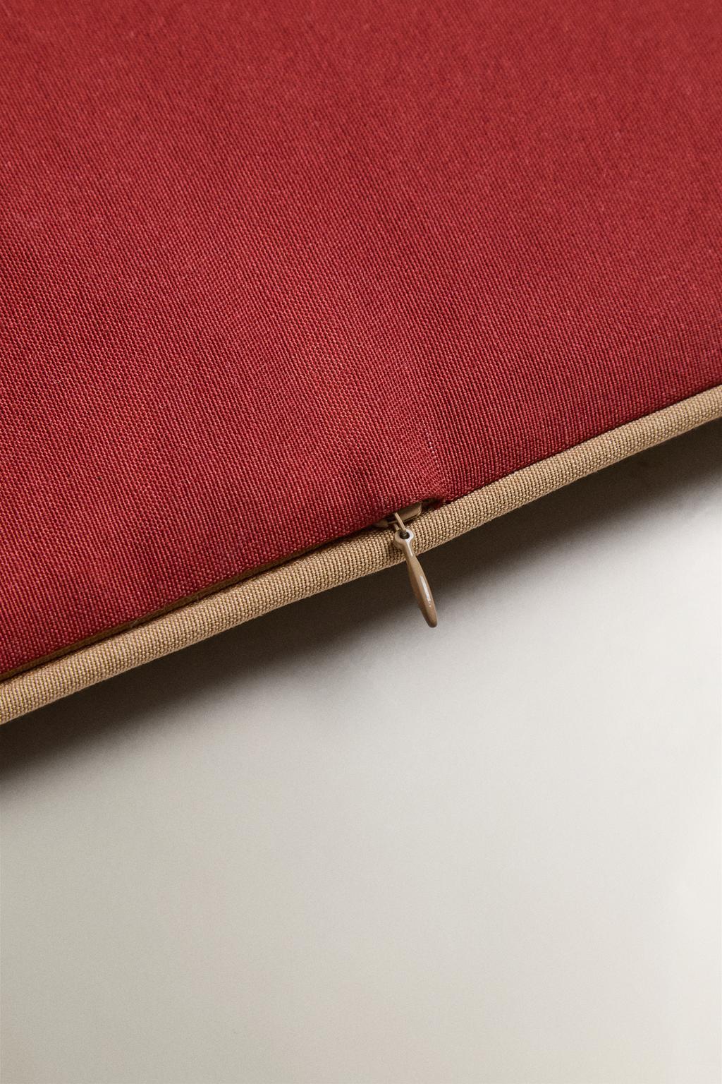 Прямоугольная подушка для кресла с контрастной отделкой