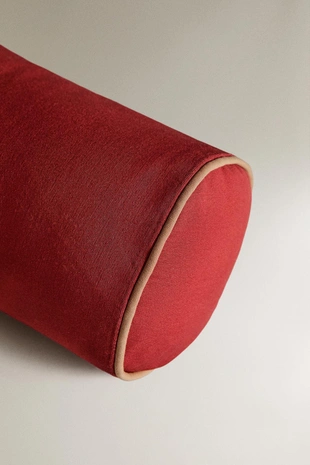 Большая подушка с контрастной отделкой- Заказать в России