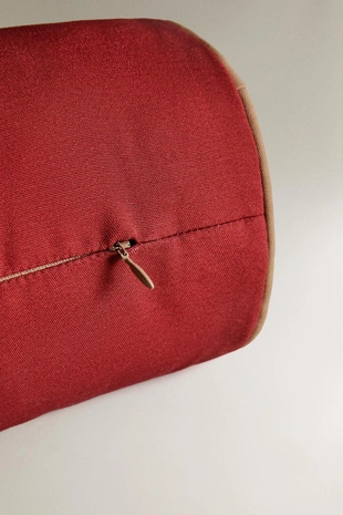 Большая подушка с контрастной отделкой- Заказать в России