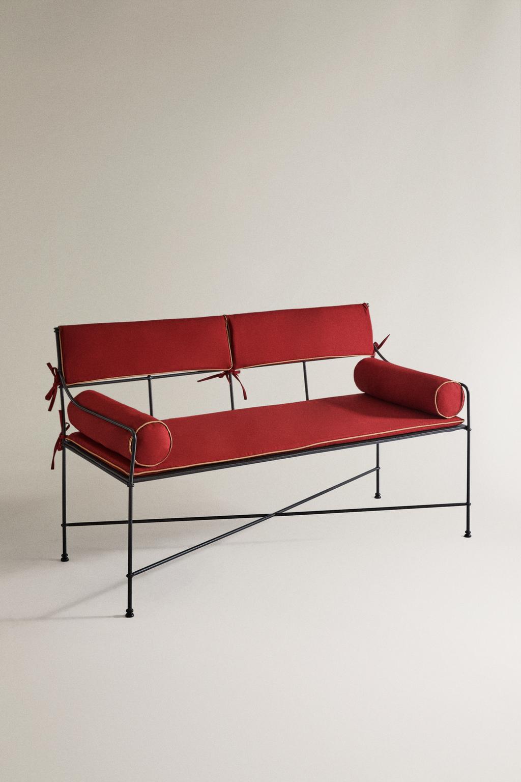 Большая подушка с контрастной отделкой