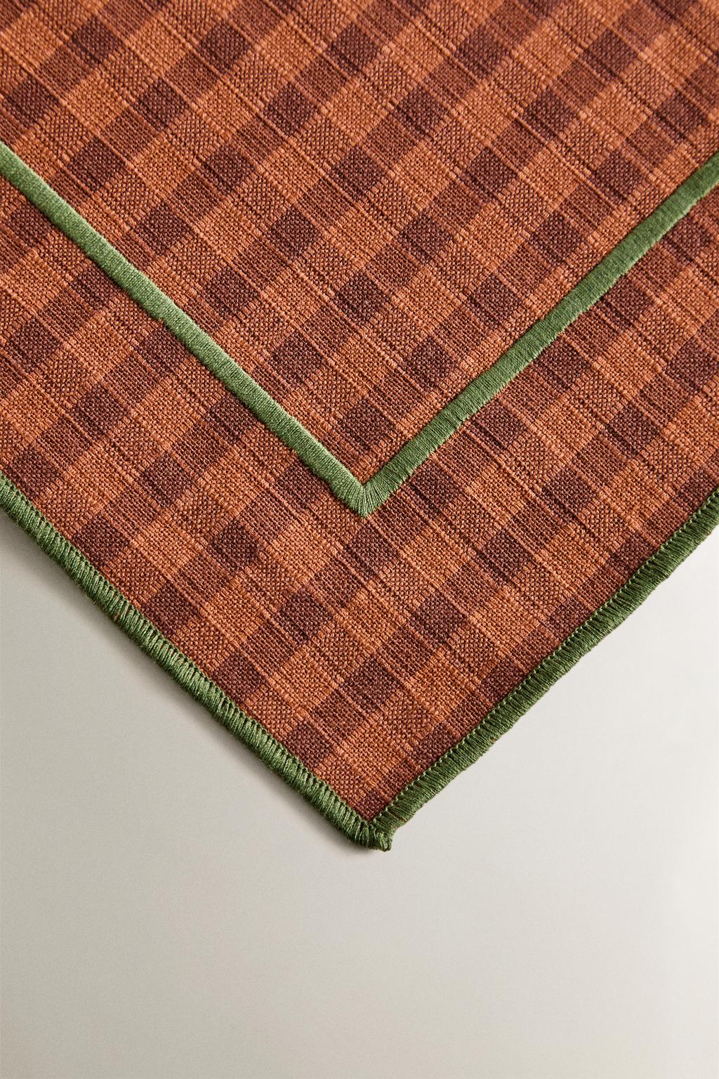 Салфетка из хлопка с клетчатым узором и контрастной стежкой