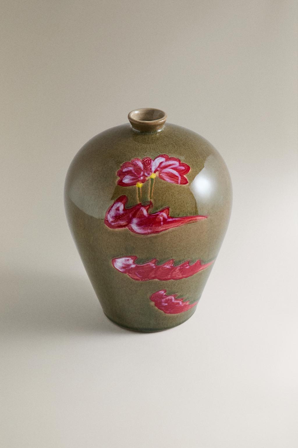 Керамическая ваза с цветочным узором