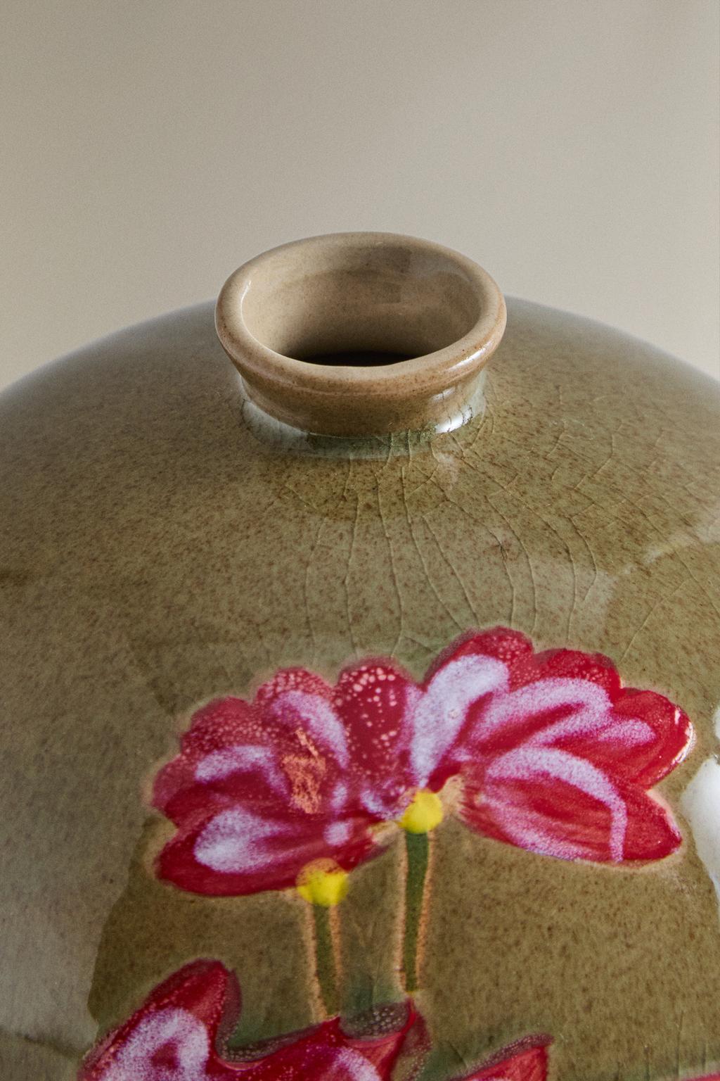 Керамическая ваза с цветочным узором