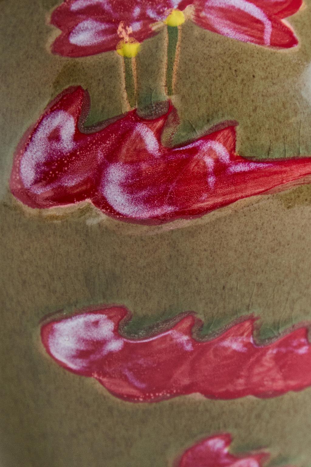 Керамическая ваза с цветочным узором