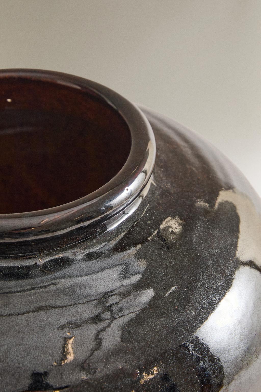 Ваза из эмалированной керамики среднего размера