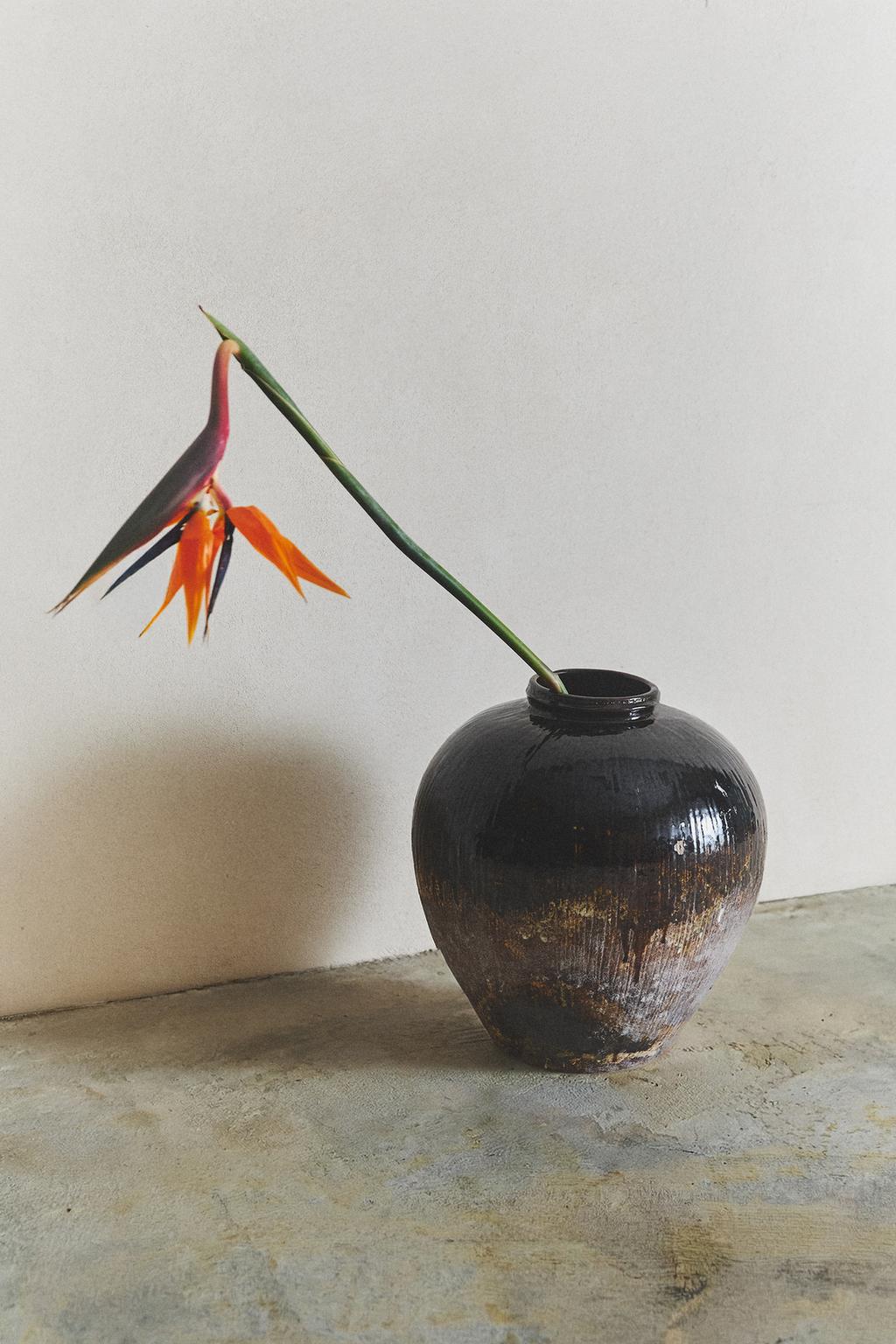 Большая ваза из керамики в полоску