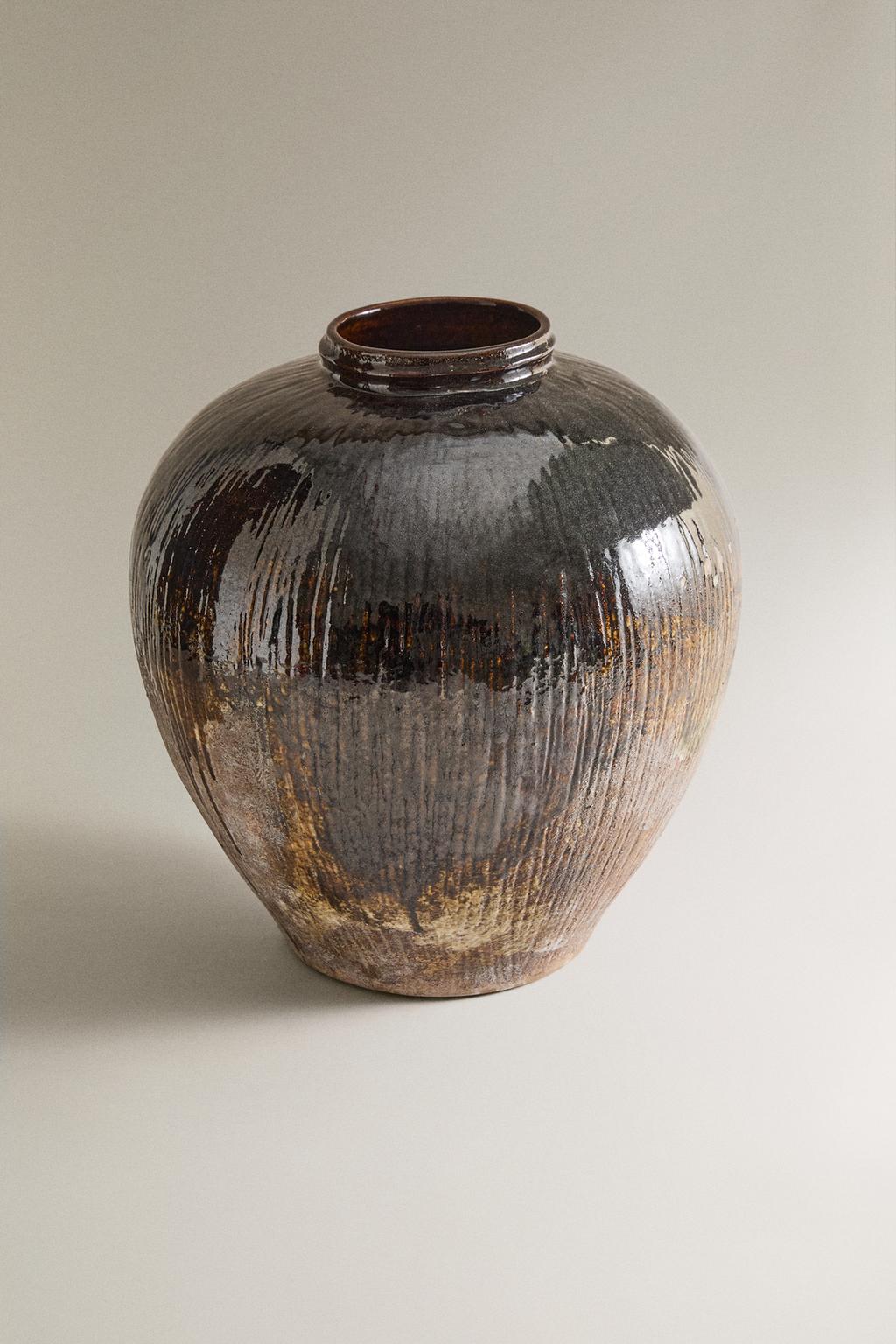 Большая ваза из керамики в полоску