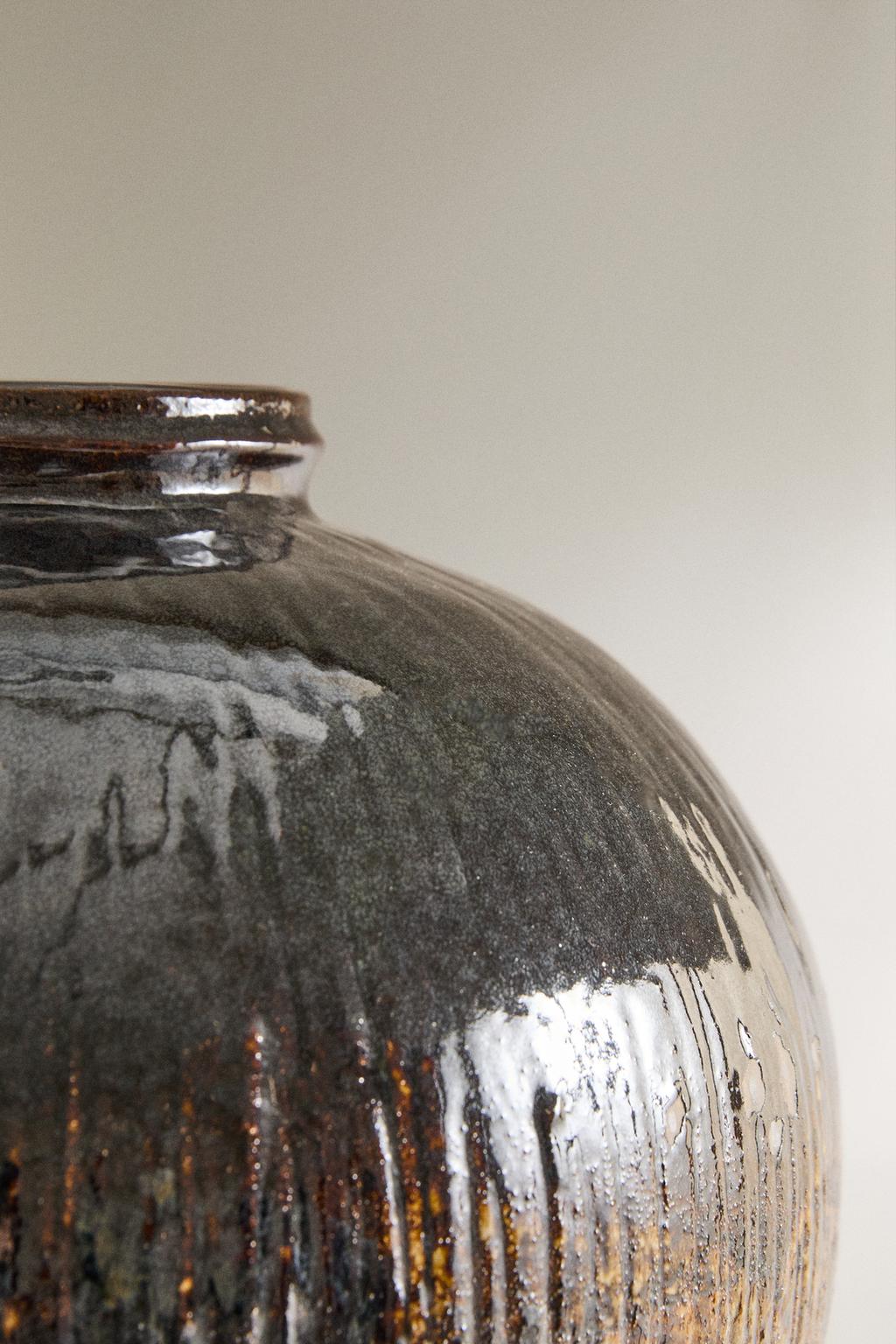 Большая ваза из керамики в полоску