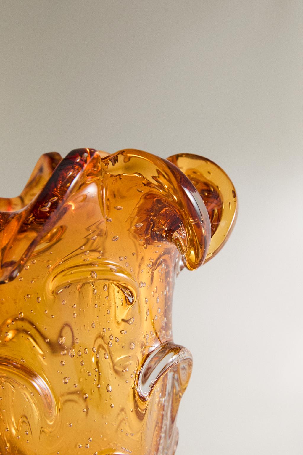 Маленькая неправильная декоративная ваза