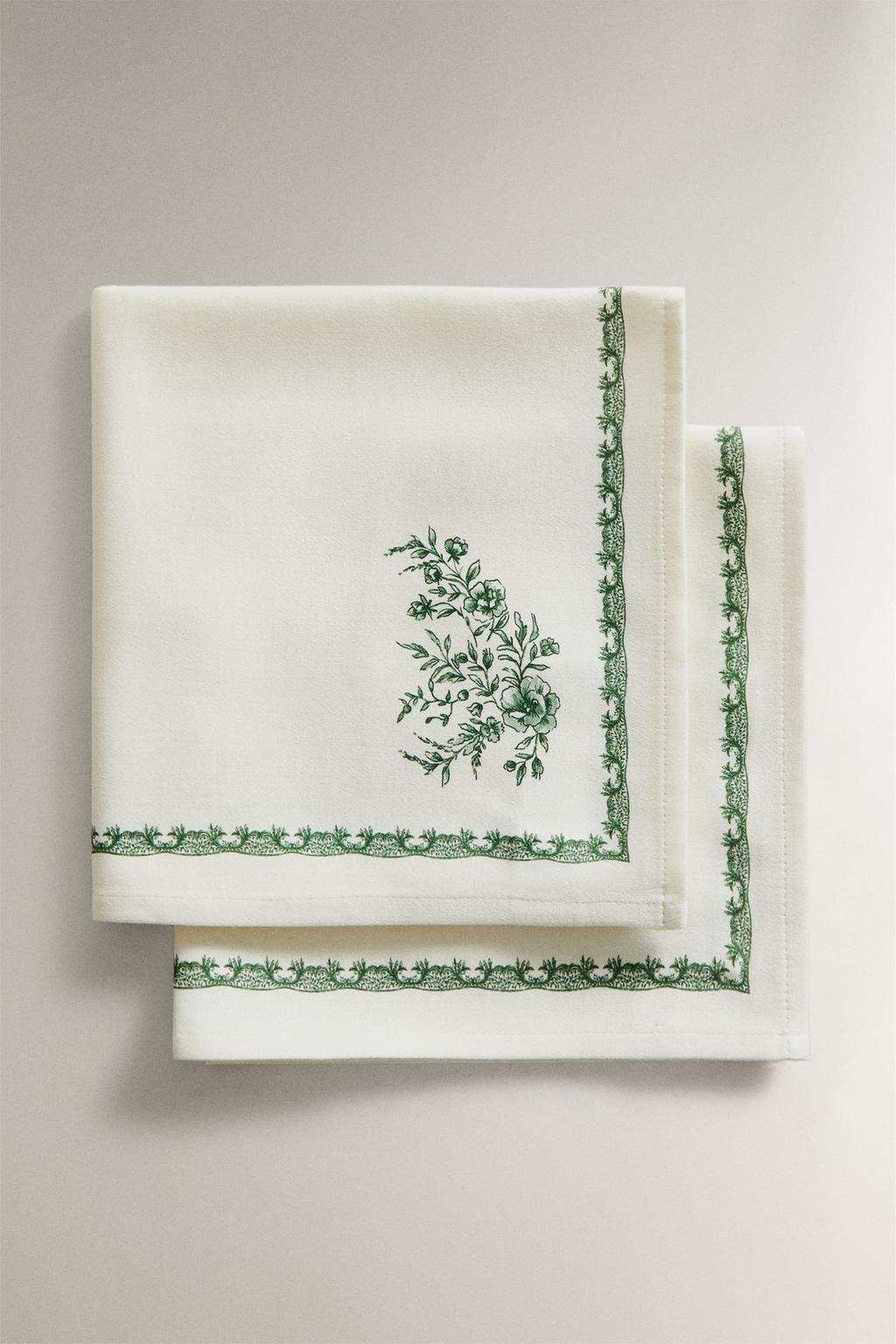 Набор из двух атласных салфеток с цветочным принтом