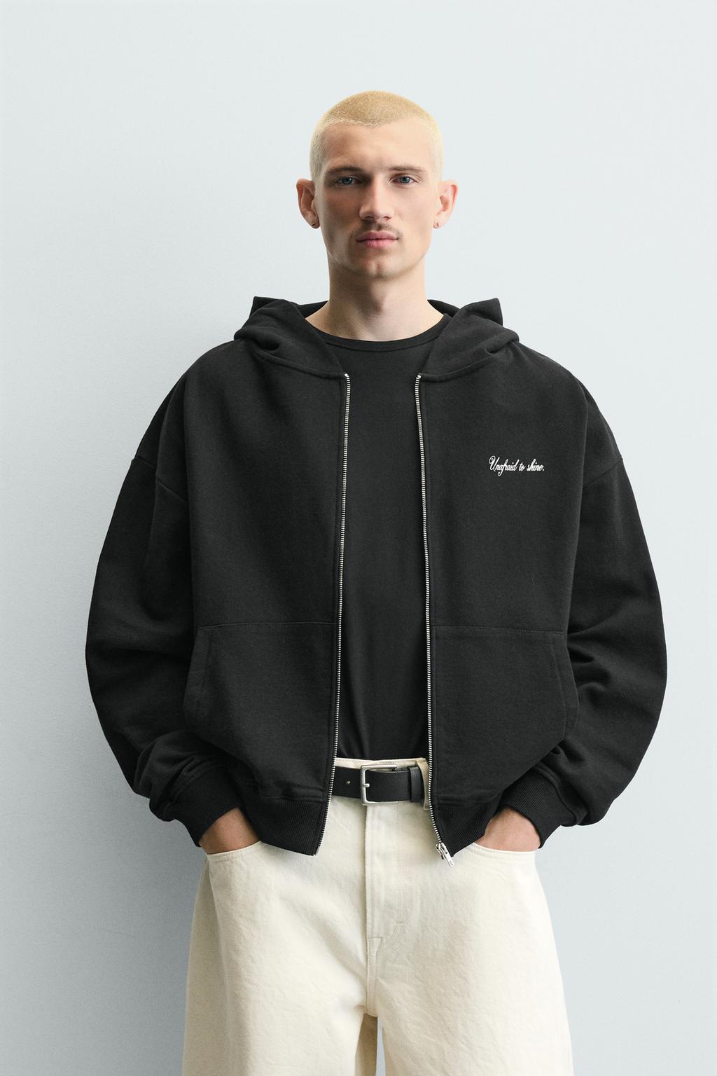 УКОРОЧЕННАЯ ХУДИ С КАПЮШОНОМ И НАДПИСЯМИ