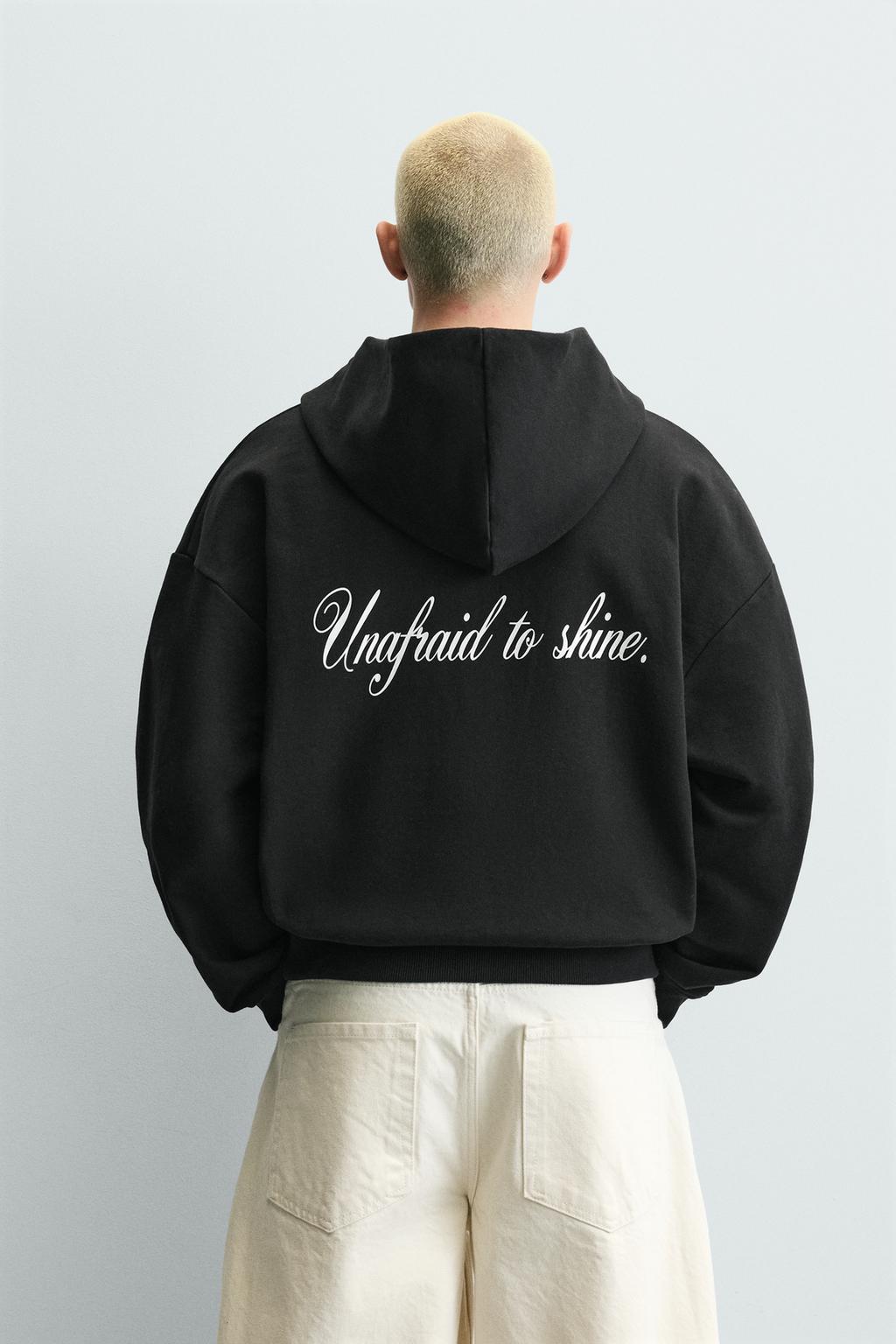 УКОРОЧЕННАЯ ХУДИ С КАПЮШОНОМ И НАДПИСЯМИ