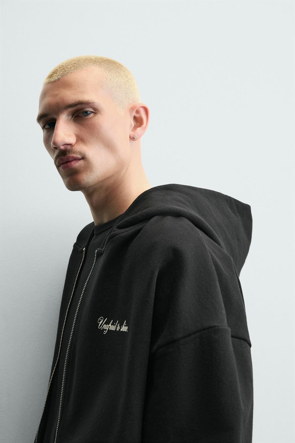 УКОРОЧЕННАЯ ХУДИ С КАПЮШОНОМ И НАДПИСЯМИ