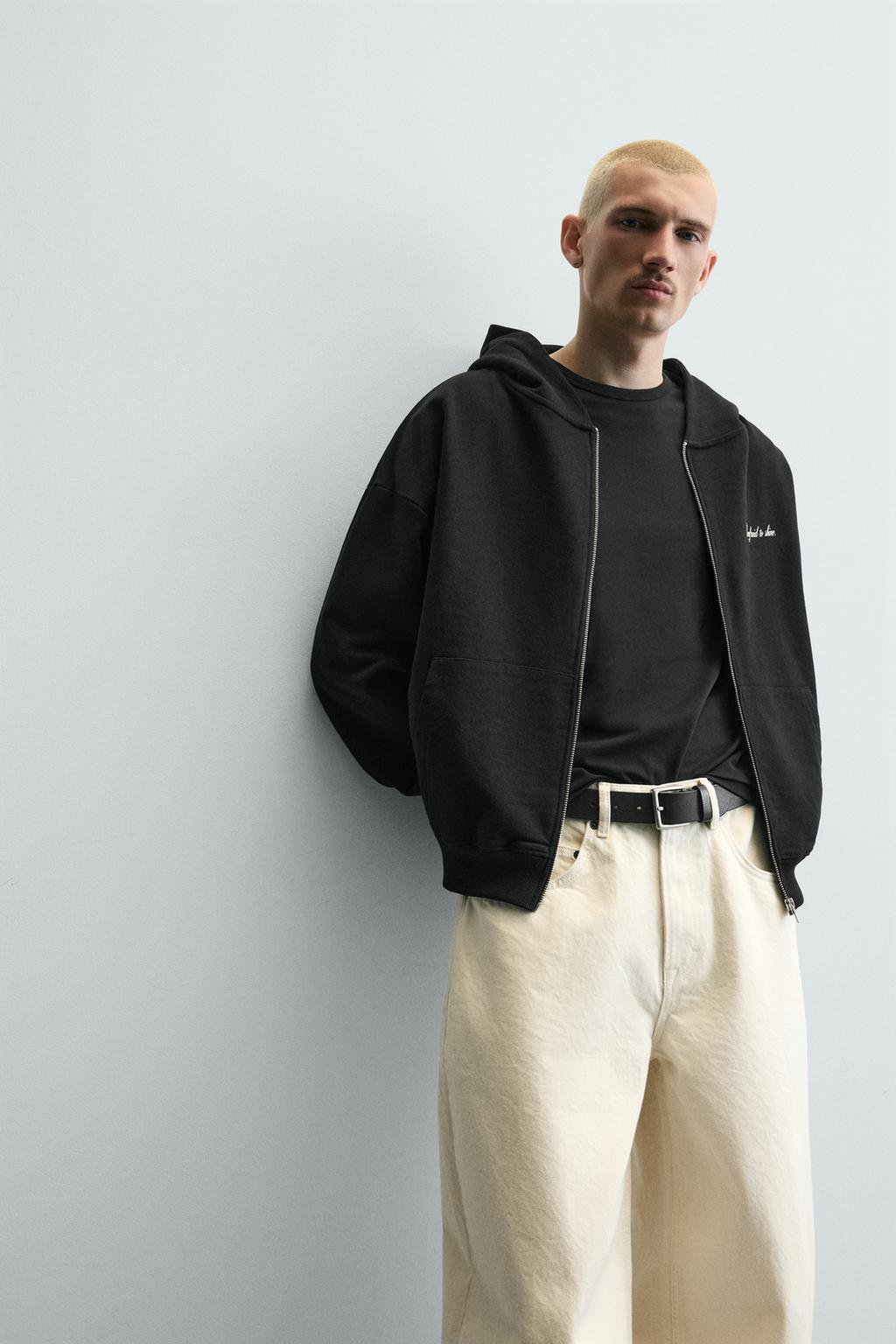 УКОРОЧЕННАЯ ХУДИ С КАПЮШОНОМ И НАДПИСЯМИ