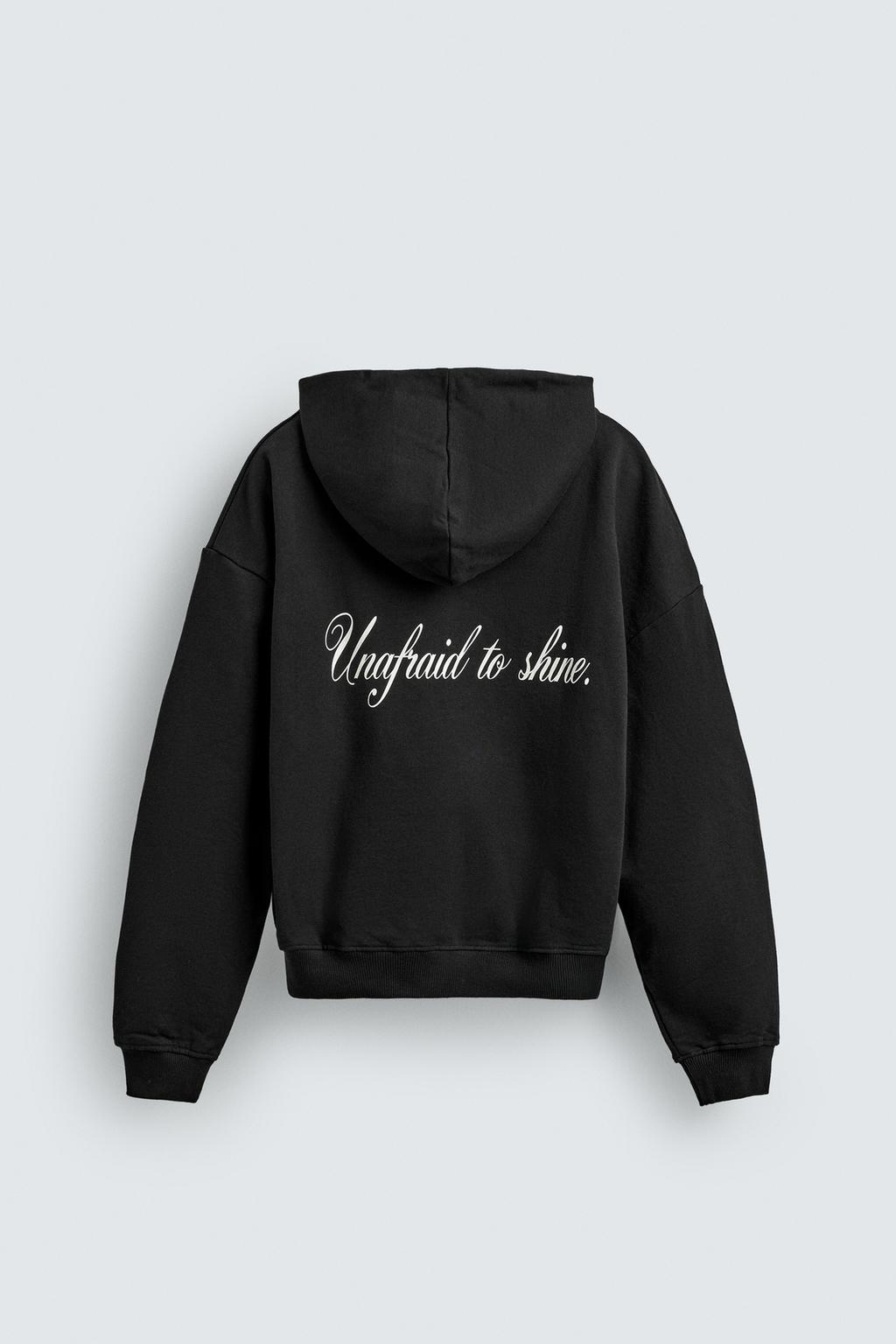 УКОРОЧЕННАЯ ХУДИ С КАПЮШОНОМ И НАДПИСЯМИ