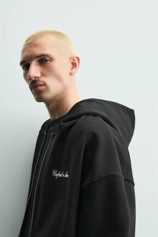 Укороченная худи с капюшоном и надписями- Заказать в России